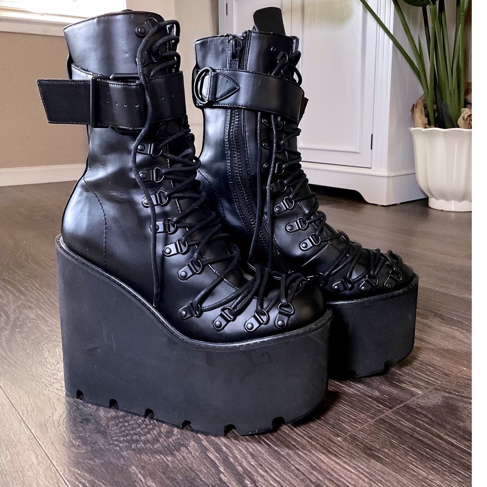 Black Platform Combat Boots Size 9 Lace Up Buckle Goth Punk Y2K Alt